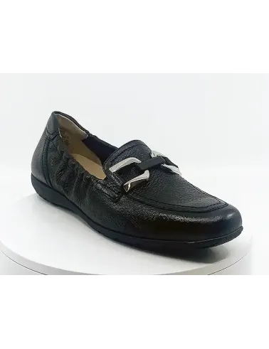 L'alliance intemporelle : pantalons et mocassins. ...