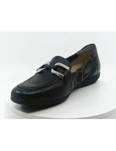 L'alliance intemporelle : pantalons et mocassins. ...